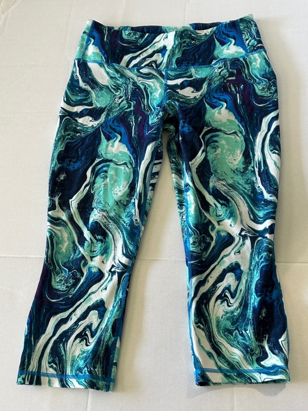 PATAGONIA WOMENS CENTERED CROP IN BLUE MARBLE WATERCOLOR SWERIL PATTERN SZ M